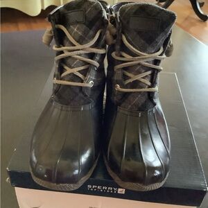 Women’s Sperry Saltwater plaid waterproof duck boots. 7 1/2 black/gray lace up